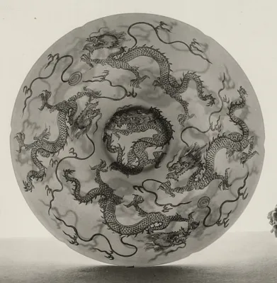 Bowl with Four-clawed dragon and scudding clouds