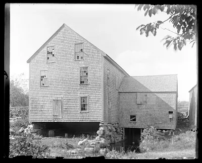Unidentified building in disrepair