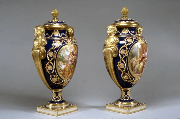 Pair of Vases (Vases des âges à têtes d'enfants)