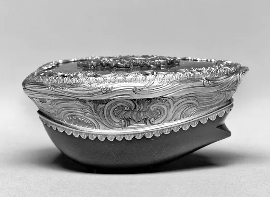Cowrie-Shaped Snuffbox