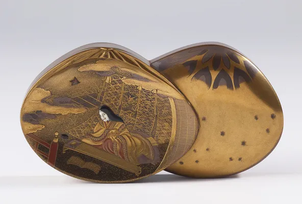Clam Shell-Shaped Box