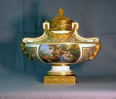 Vase and Cover (Vase cassolette Bachelier)