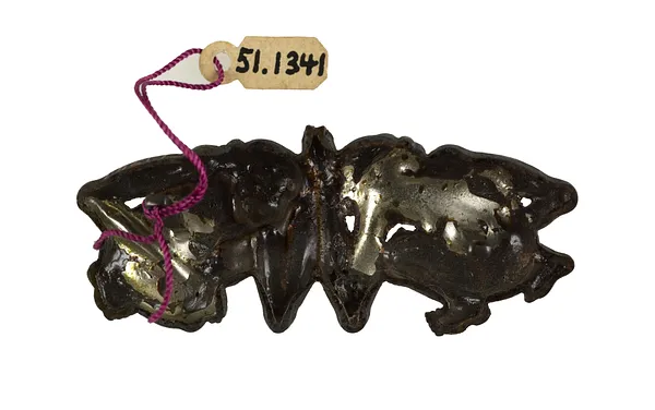 Tobacco pouch clasp with arm wrestlers