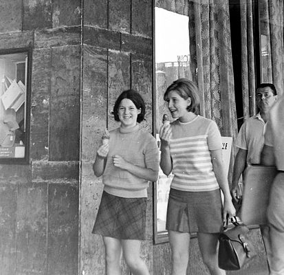 Teenage girls enjoying ice cream on Rákóczi út 40