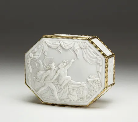 Octagonal Shell Snuffbox