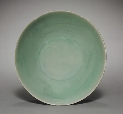 Bowl with Incised Parrot Design