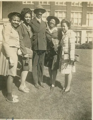 Berdell Family and Marion Roberts, 1942