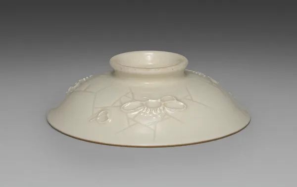 Cover for a Bowl from Dining Set with Plum Blossoms and Cracked-Ice