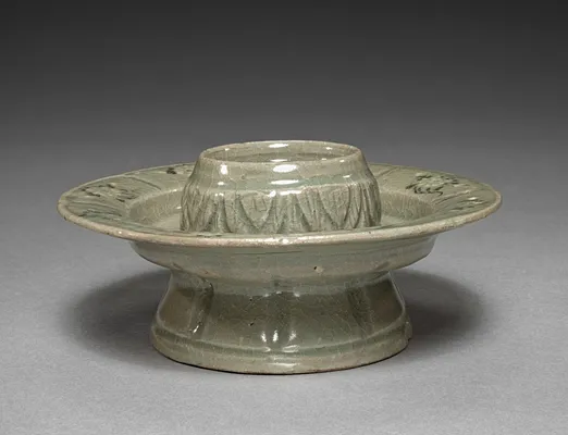 Floral-shaped Cup Stand with Inlaid Chrysanthemum Design