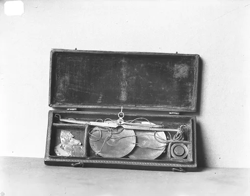 Set of scales and weights;leather case