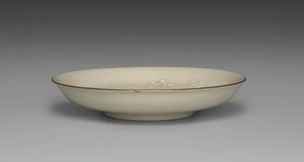 Medium-sized Dish from Dining Set with Plum Blossoms and Cracked-Ice
