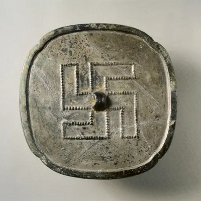 Quadrilobed Mirror with Wan Symbol