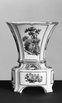 One of a Pair of Vases with Stands (Vase hollandois nouveau ovale)