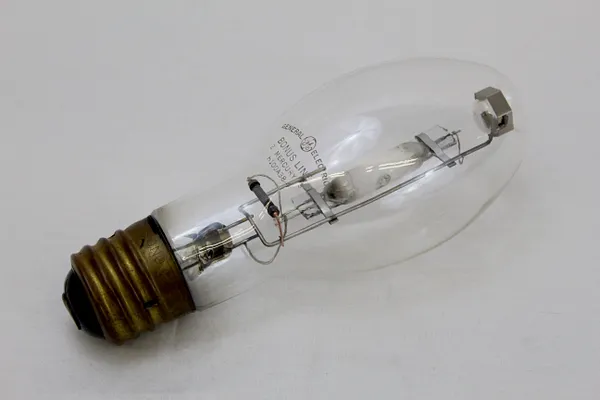 General Electric mercury vapor white mogul base lamp