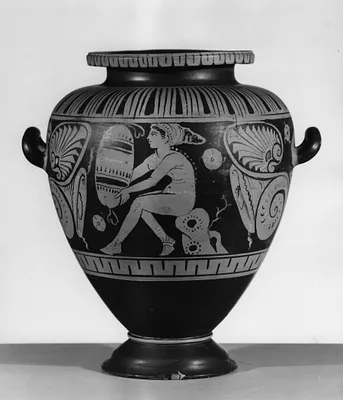 Stamnos with Women