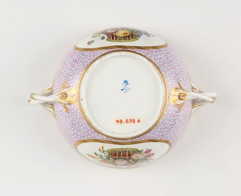 Covered Bowl and Plateau (écuelle ‘nouvelle forme’ et plateau ‘ovale’)