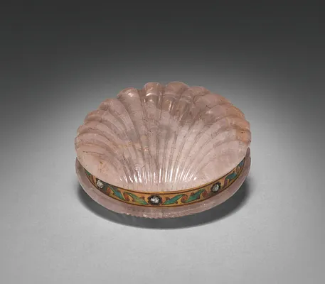 Shell-Shaped Box