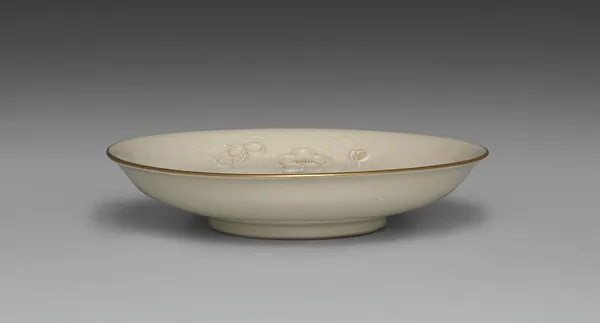 Medium-sized Dish from Dining Set with Plum Blossoms and Cracked-Ice