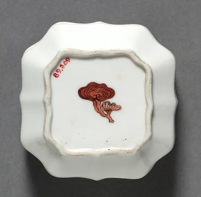 Square Covered Box with Hundred Antiquities