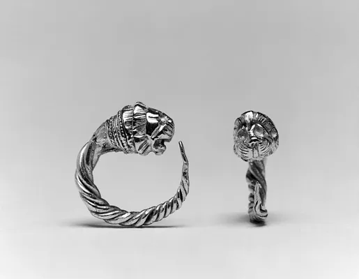 Pair of Hoop Earrings with Lion's Head