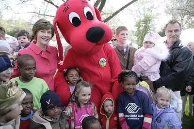Mrs. Laura Bush Poses with Children and Clifford the Big Red Dog During the 2007 White House Easter Egg Roll
