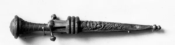 Left-hand dagger
