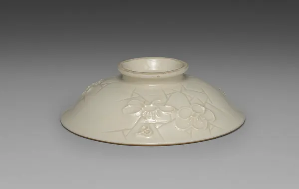 Cover for a Bowl from Dining Set with Plum Blossoms and Cracked-Ice