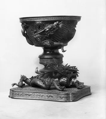 Flower container? with three-clawed dragon with a detachable pedestal