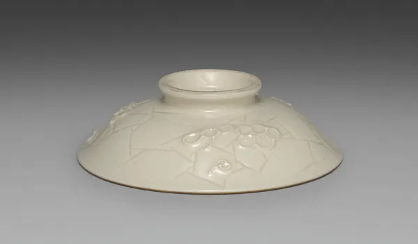 Cover for a Bowl from Dining Set with Plum Blossoms and Cracked-Ice