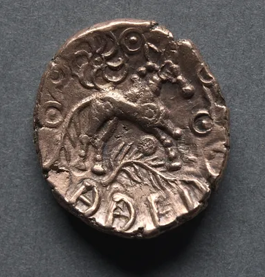 Addedomaros Stater: Crescents (obverse)