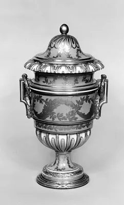One of a Pair of Vases (Vase à anses carrées)