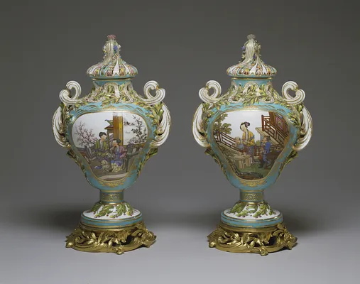 Pair of Potpourri Vases (Vases pot pourri feuilles de mirte)