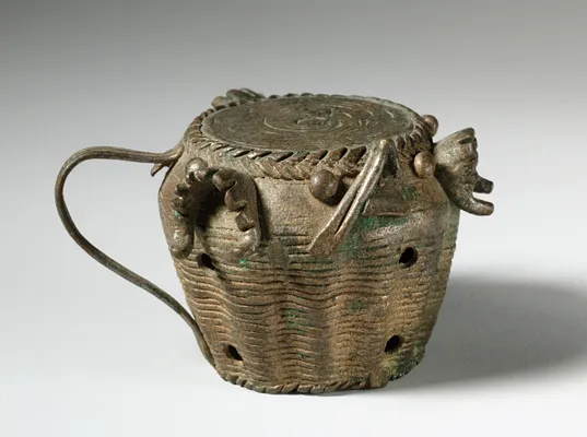Gold Weight (abrammuo): Drum with Jaws of Defeated Enemies