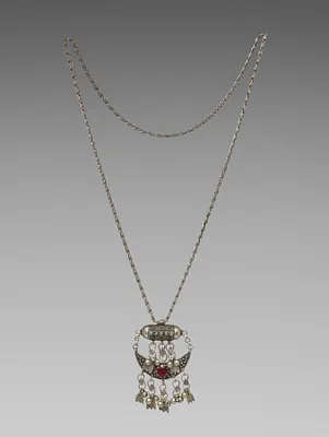 Necklace with pendant (waqari or wakari?)