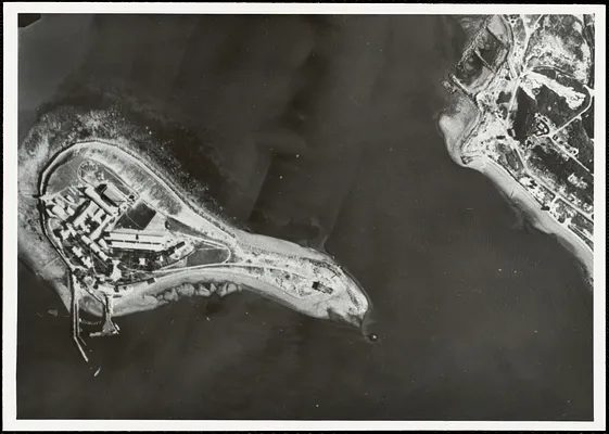 Navy radio school. Gallop's Isl., 1944