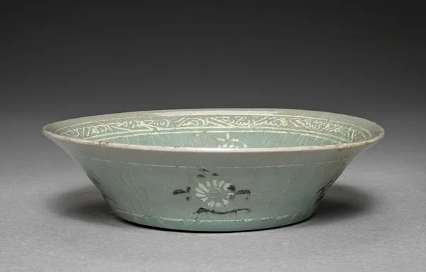 Dish with Inlaid Chrysanthemum Design
