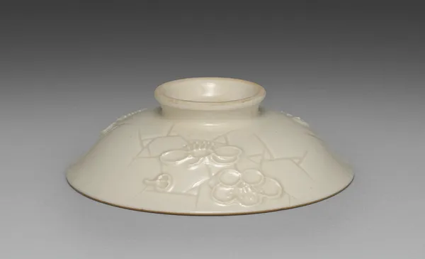 Cover for a Bowl from Dining Set with Plum Blossoms and Cracked-Ice