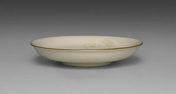 Medium-sized Dish from Dining Set with Plum Blossoms and Cracked-Ice