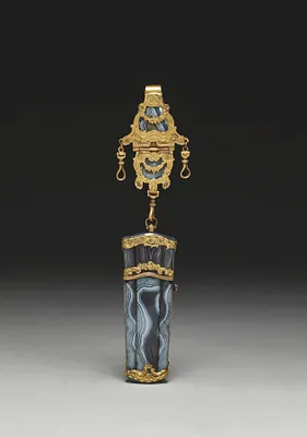 Chatelaine and Case (Étui)