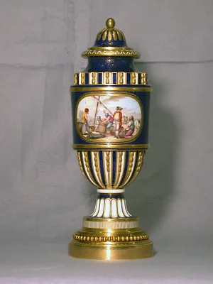 One of a Pair of Fluted Vases (Vase cannelé à bandeau)