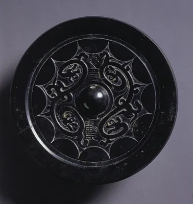 Mirror with Linked Arcs and Kui Dragons
