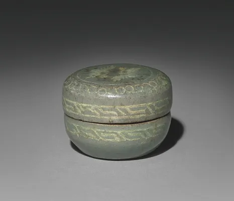 Box and Cover with Inlaid Crane Design