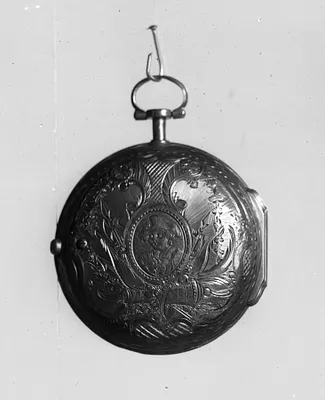 MILITARY TROPHY WITH PORTRAIT OF OFFICER