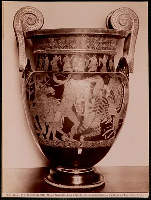 Napoli - Museo Nazionale. Vaso a girelle con un combattimento fra Greci ed Amazzoni (Ruvo)
