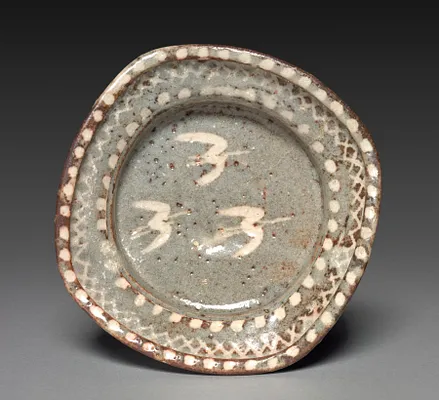 Dish with Design of Three Wild Geese in Flight: "Nezumi" Shino Ware