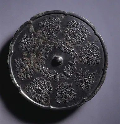 Lobed Mirror with Eight Blossoms