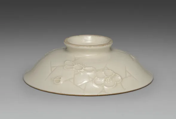 Cover for a Bowl from Dining Set with Plum Blossoms and Cracked-Ice