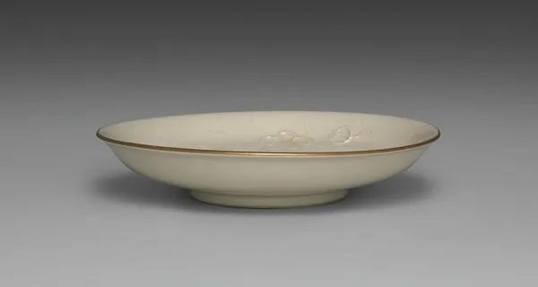 Medium-sized Dish from Dining Set with Plum Blossoms and Cracked-Ice