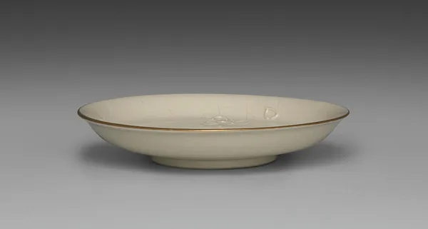 Medium-sized Dish from Dining Set with Plum Blossoms and Cracked-Ice