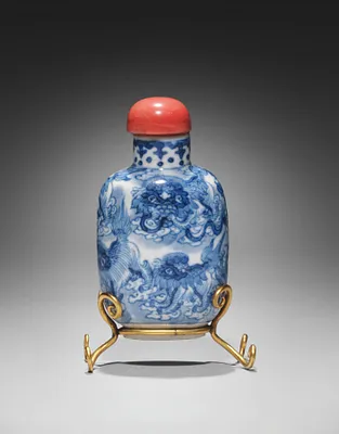 Flattened Ovoid Snuff Bottle with Stopper